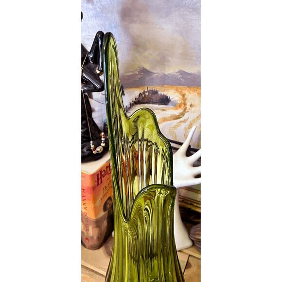 Vintage L.E. Smith 21” Green Simplicity Ribbed Swung Glass Vase Fat Bottom - Picture 4 of 5